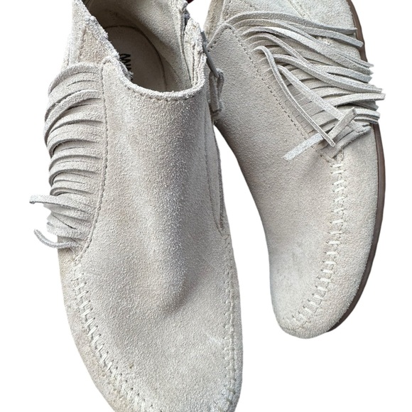 Minnetonka ladies off white fringe suede leather moccasin ankle zip shoes 7.5 - Picture 4 of 7